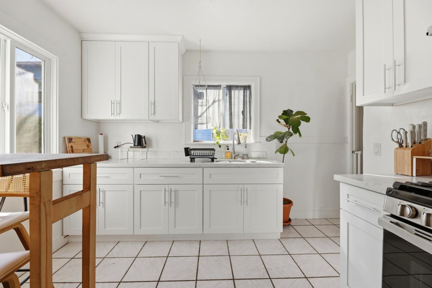 Detail Gallery Image 7 of 22 For 1000 81st Ave, Oakland,  CA 94621 - 2 Beds | 1 Baths