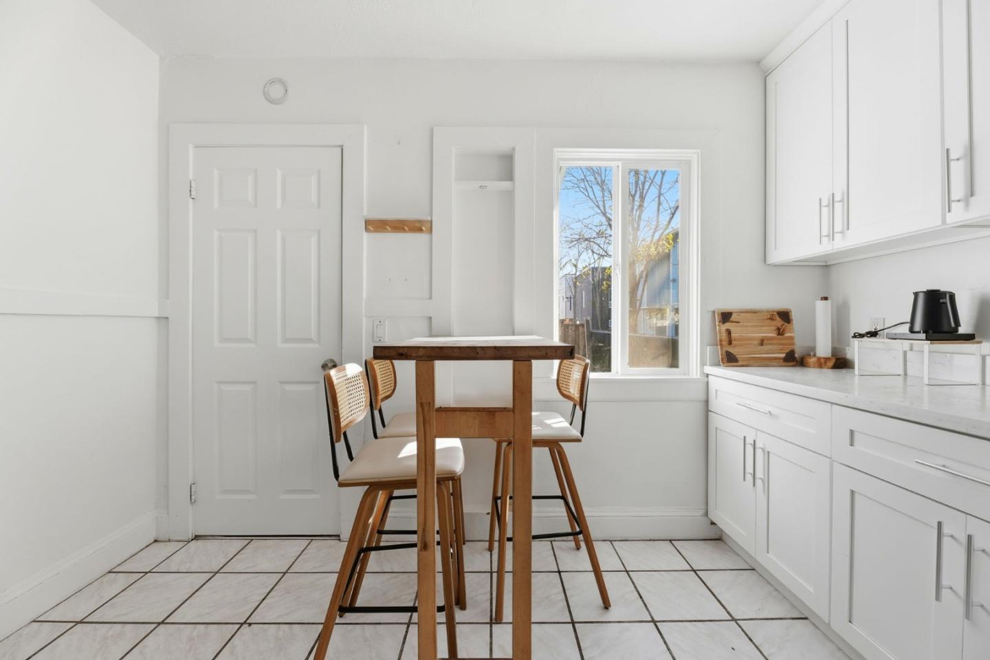 Detail Gallery Image 8 of 22 For 1000 81st Ave, Oakland,  CA 94621 - 2 Beds | 1 Baths