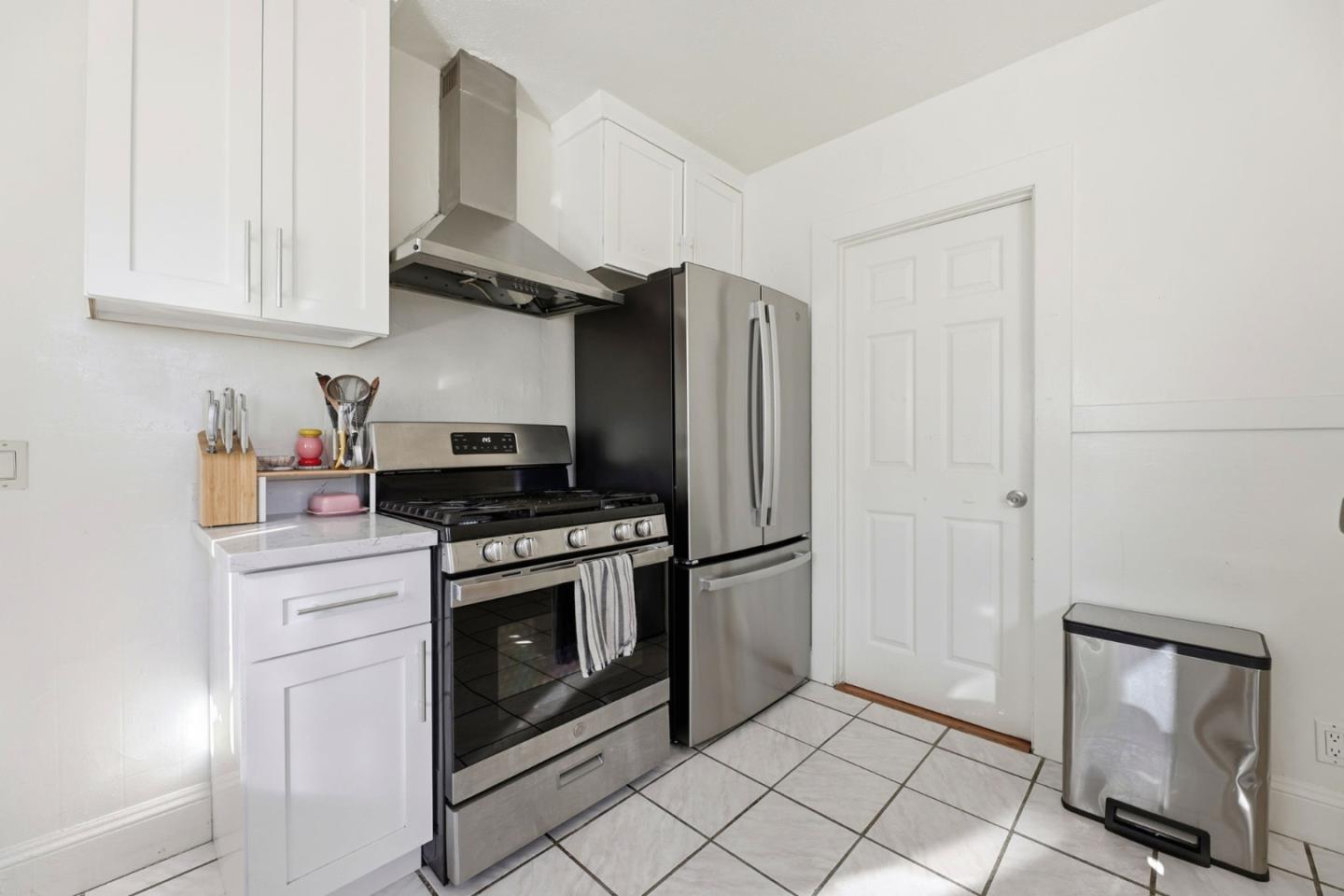 Detail Gallery Image 9 of 22 For 1000 81st Ave, Oakland,  CA 94621 - 2 Beds | 1 Baths