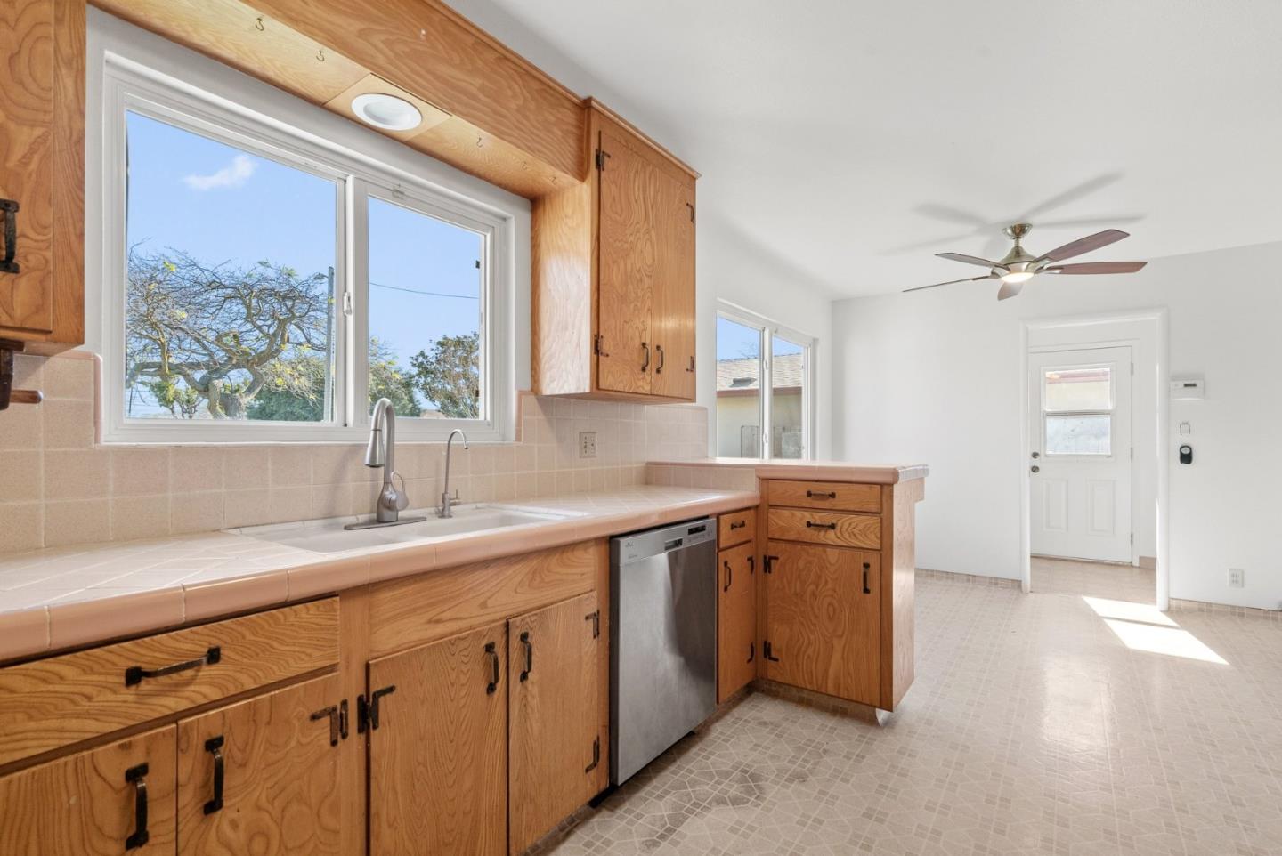 Detail Gallery Image 5 of 24 For 612 Alameda Ave, Salinas,  CA 93901 - 3 Beds | 2 Baths