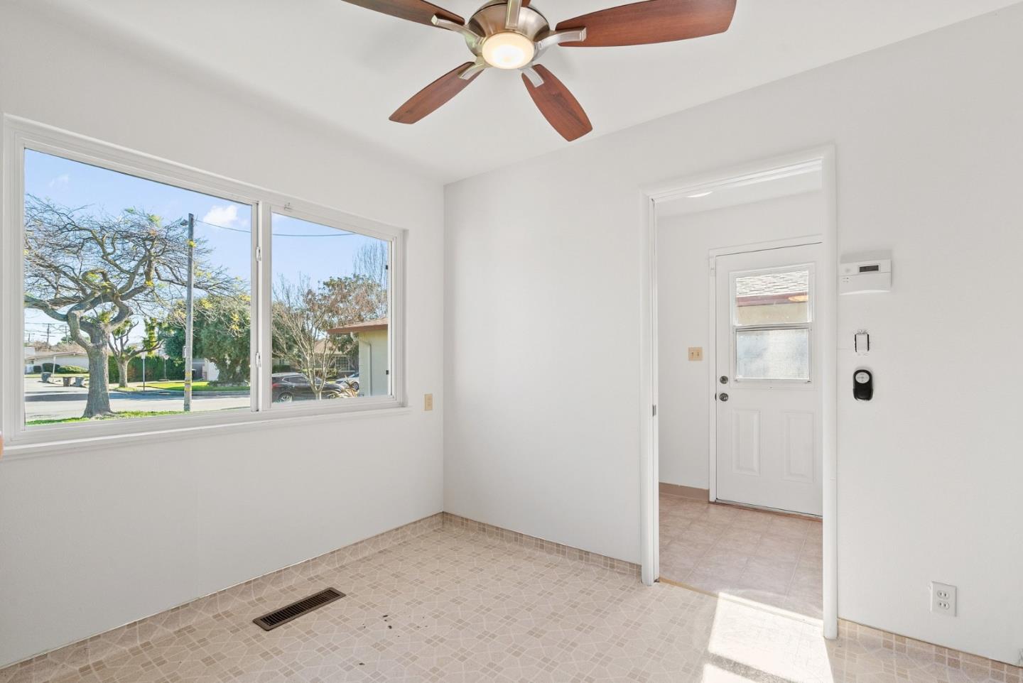 Detail Gallery Image 8 of 24 For 612 Alameda Ave, Salinas,  CA 93901 - 3 Beds | 2 Baths