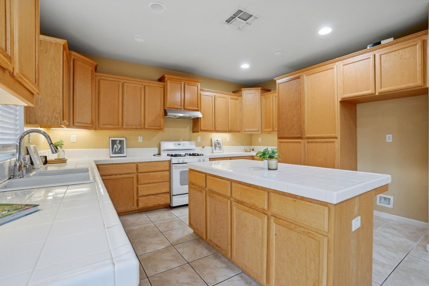 Detail Gallery Image 14 of 40 For 8727 Bergamo Cir, Stockton,  CA 95212 - 4 Beds | 3 Baths