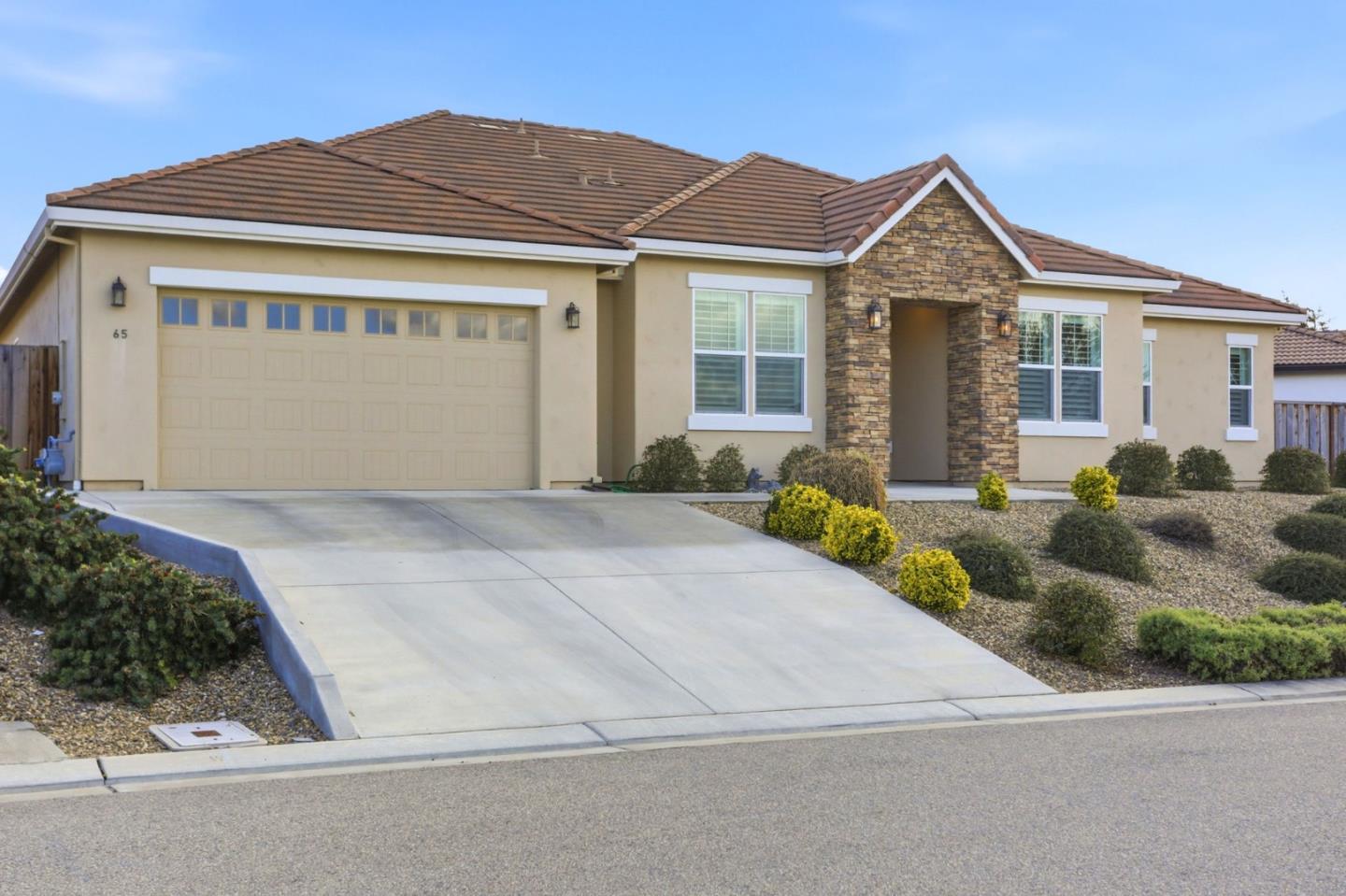 Detail Gallery Image 2 of 37 For 65 Ralphs Way, Hollister,  CA 95023 - 4 Beds | 3 Baths