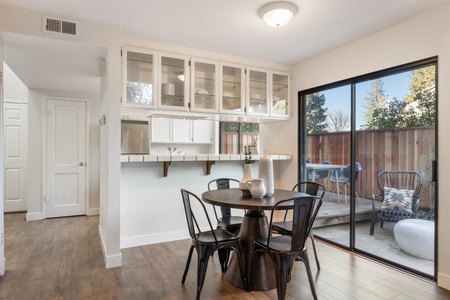 Detail Gallery Image 4 of 31 For 1467 Tyler Park Way, Mountain View,  CA 94040 - 3 Beds | 2/1 Baths