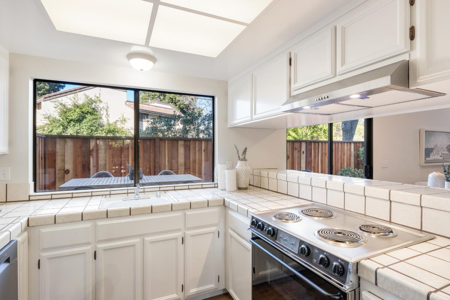 Detail Gallery Image 7 of 31 For 1467 Tyler Park Way, Mountain View,  CA 94040 - 3 Beds | 2/1 Baths