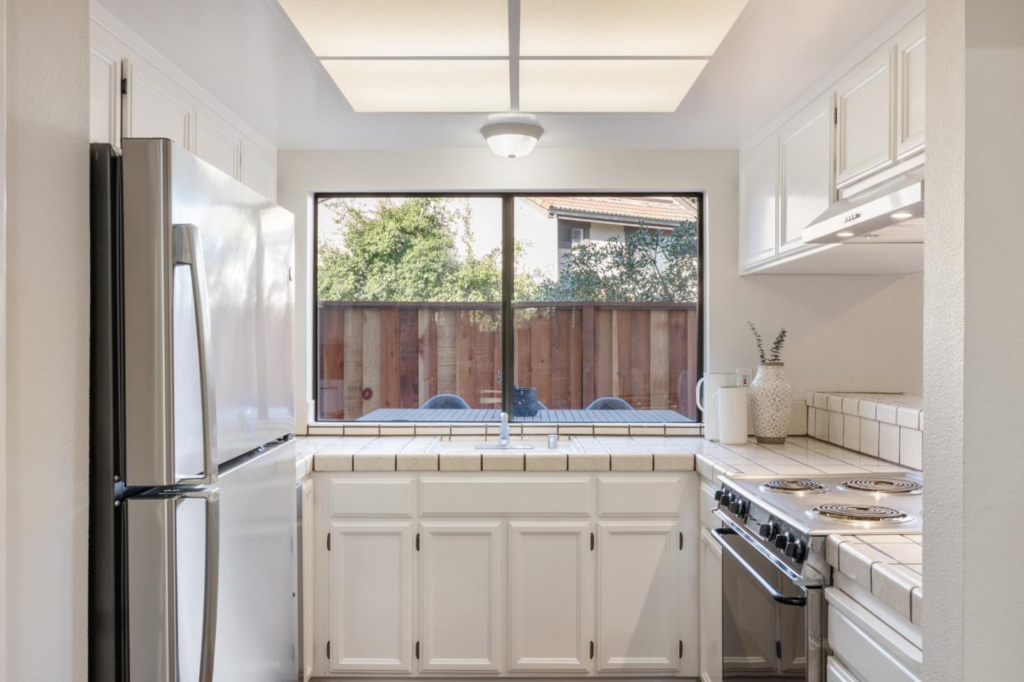 Detail Gallery Image 8 of 31 For 1467 Tyler Park Way, Mountain View,  CA 94040 - 3 Beds | 2/1 Baths