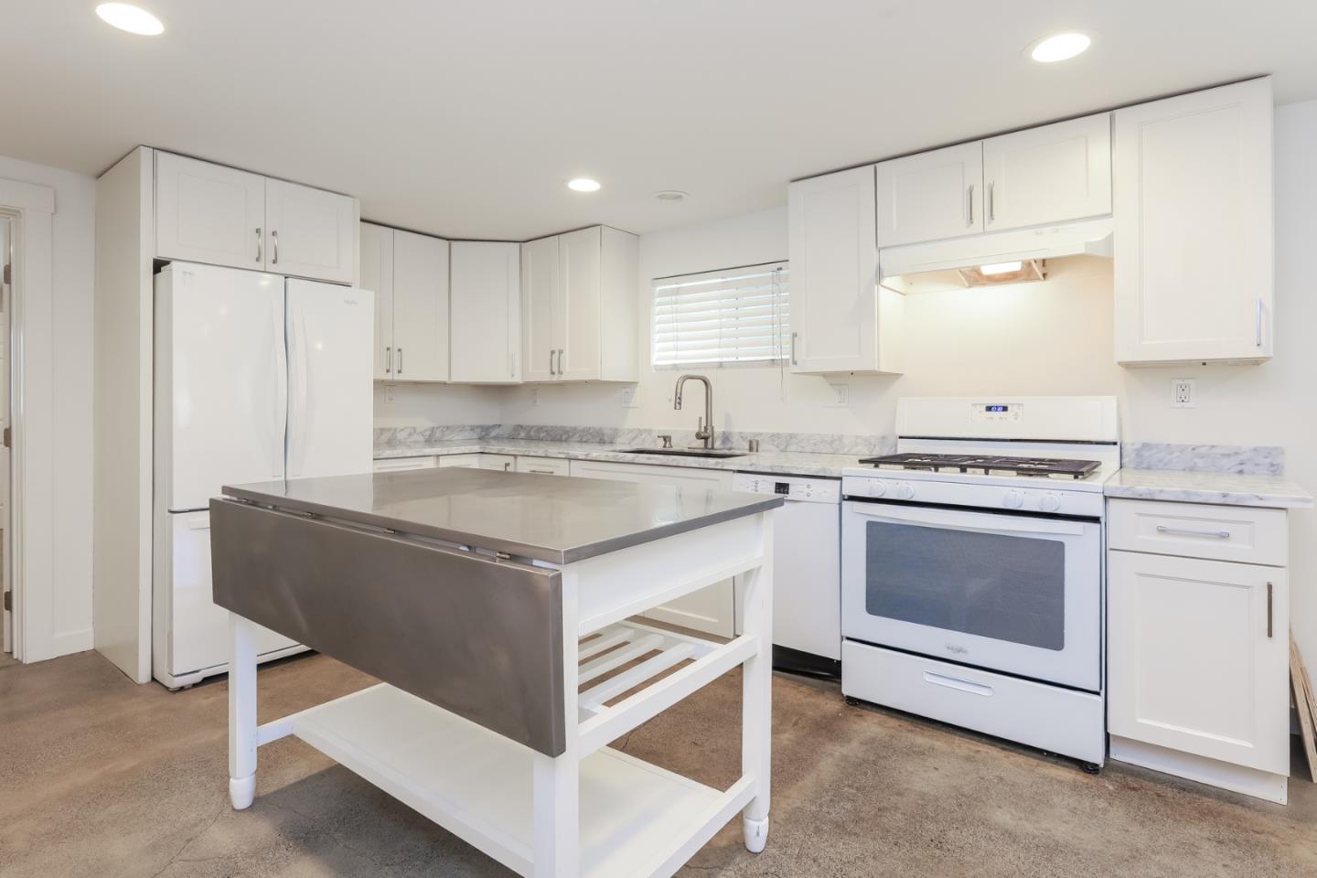 Detail Gallery Image 10 of 26 For 1432 12th St #B,  Oakland,  CA 94607 - 3 Beds | 2 Baths