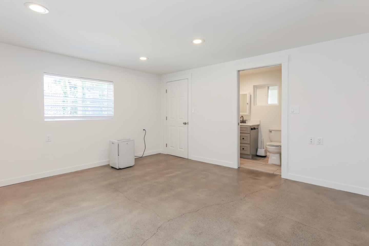 Detail Gallery Image 12 of 26 For 1432 12th St #B,  Oakland,  CA 94607 - 3 Beds | 2 Baths