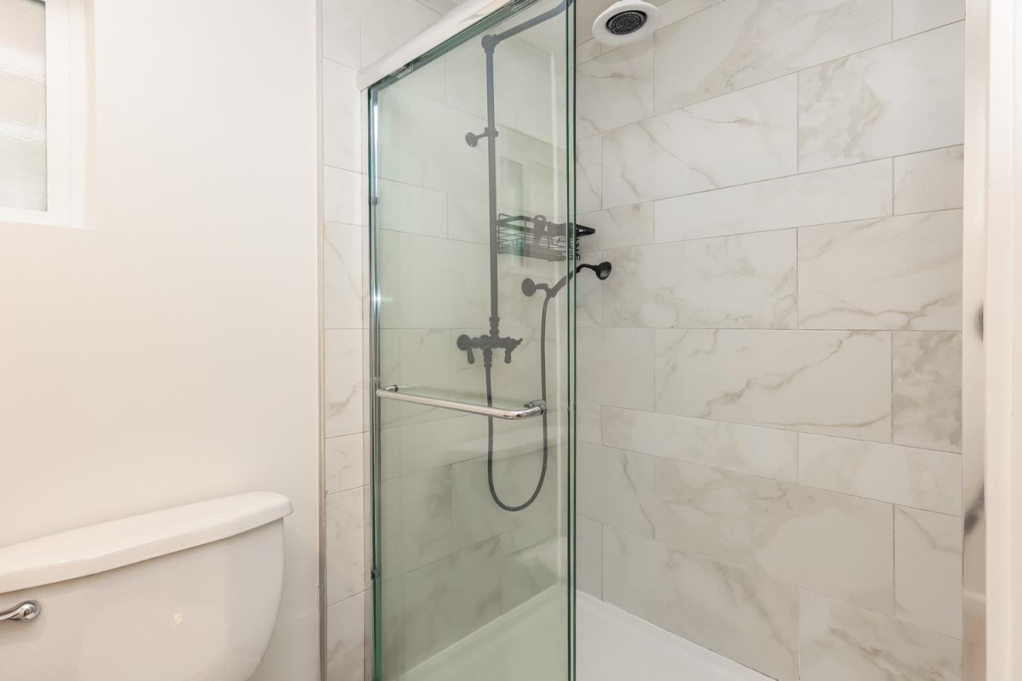 Detail Gallery Image 14 of 26 For 1432 12th St #B,  Oakland,  CA 94607 - 3 Beds | 2 Baths