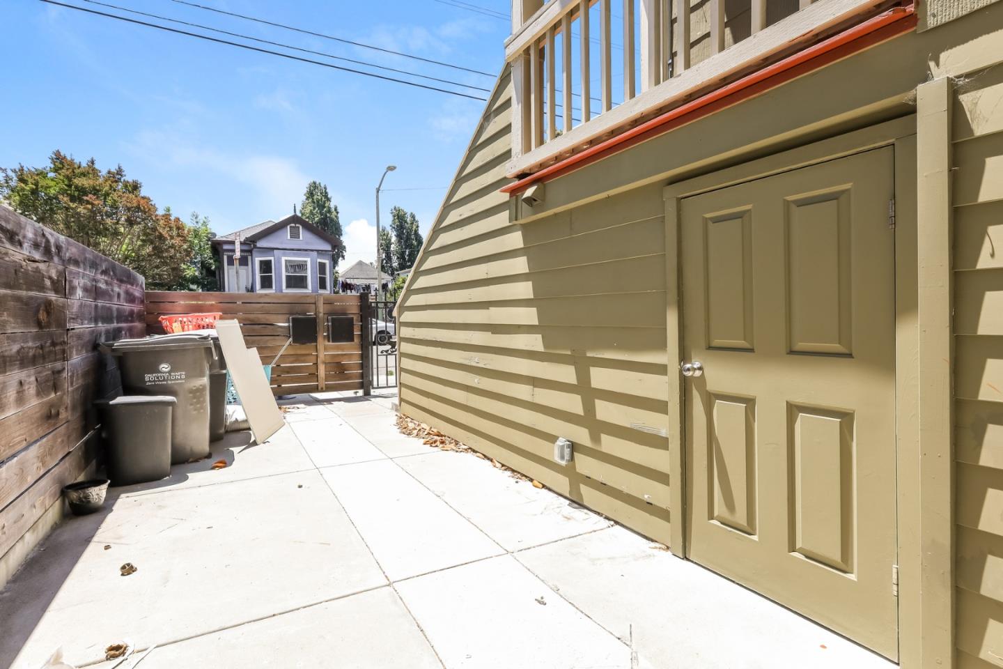 Detail Gallery Image 4 of 26 For 1432 12th St #B,  Oakland,  CA 94607 - 3 Beds | 2 Baths