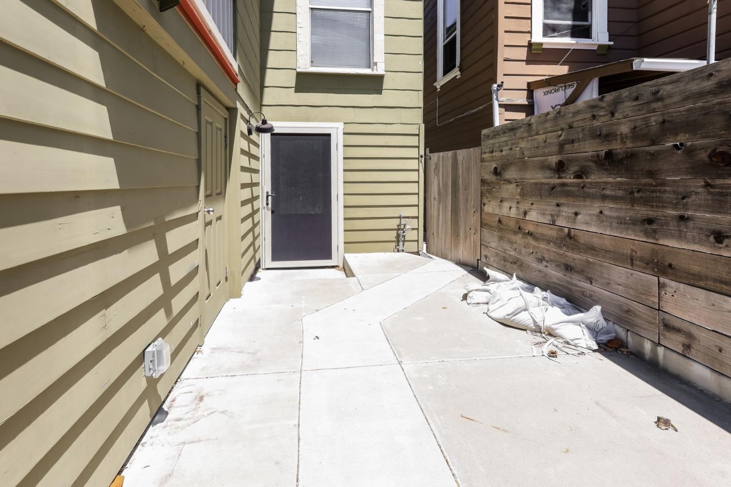 Detail Gallery Image 5 of 26 For 1432 12th St #B,  Oakland,  CA 94607 - 3 Beds | 2 Baths