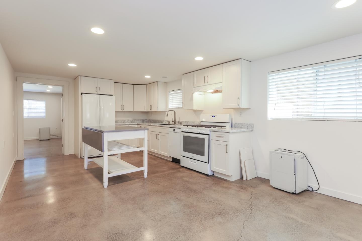Detail Gallery Image 8 of 26 For 1432 12th St #B,  Oakland,  CA 94607 - 3 Beds | 2 Baths