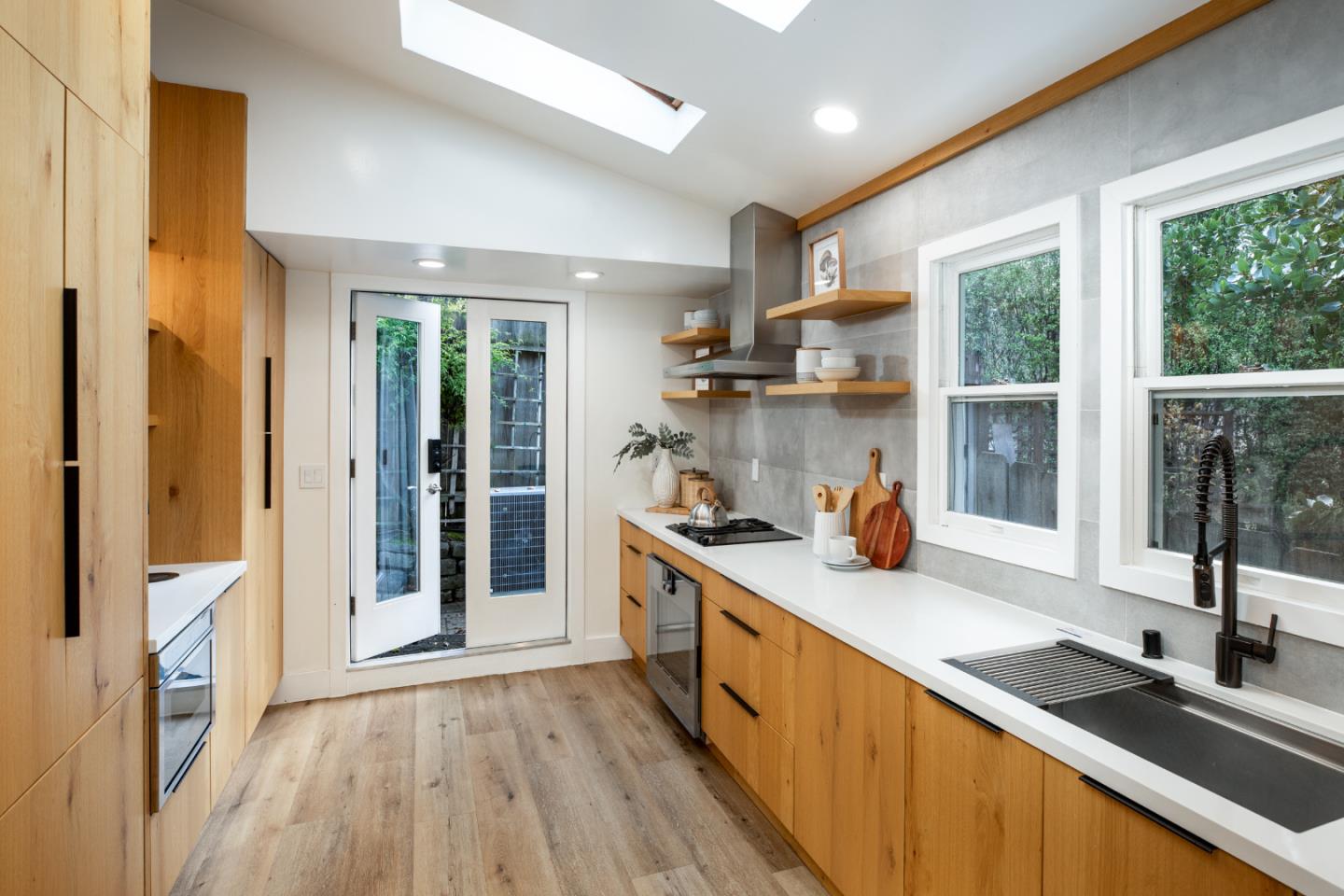 Detail Gallery Image 8 of 29 For 240 Glenwood Ave, Woodside,  CA 94062 - 3 Beds | 2 Baths