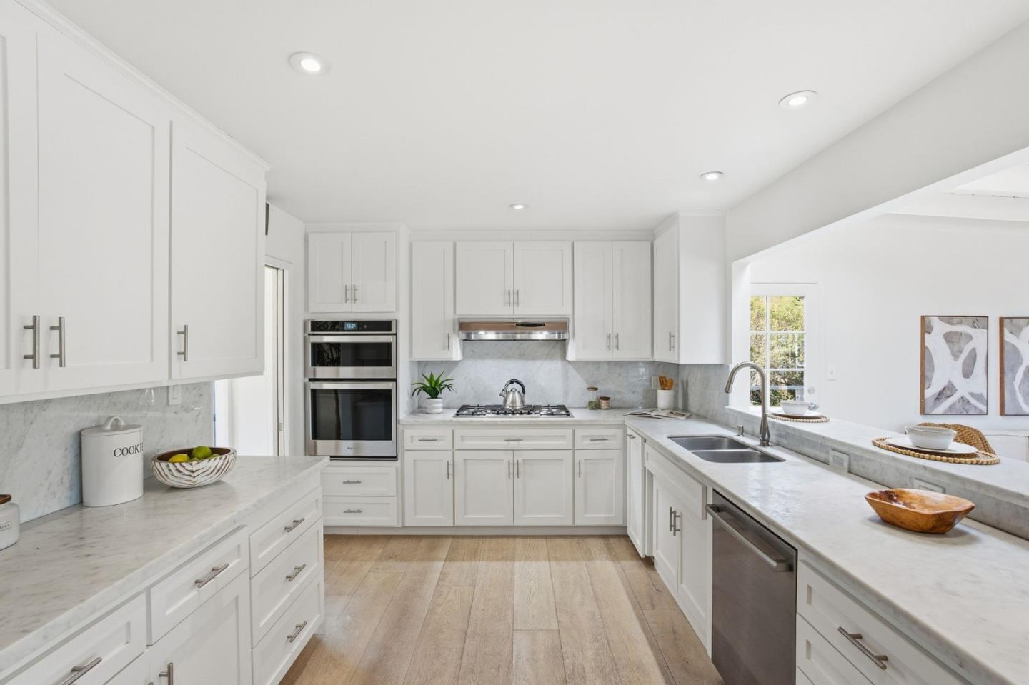 Detail Gallery Image 10 of 53 For 915 Crestview Dr, San Carlos,  CA 94070 - 4 Beds | 3 Baths