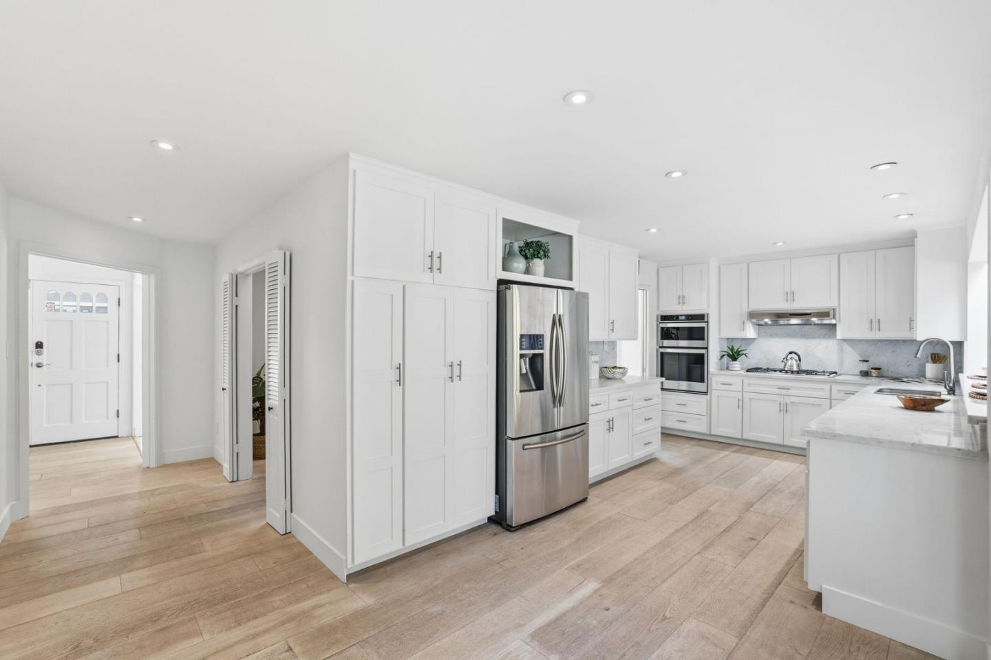 Detail Gallery Image 11 of 53 For 915 Crestview Dr, San Carlos,  CA 94070 - 4 Beds | 3 Baths