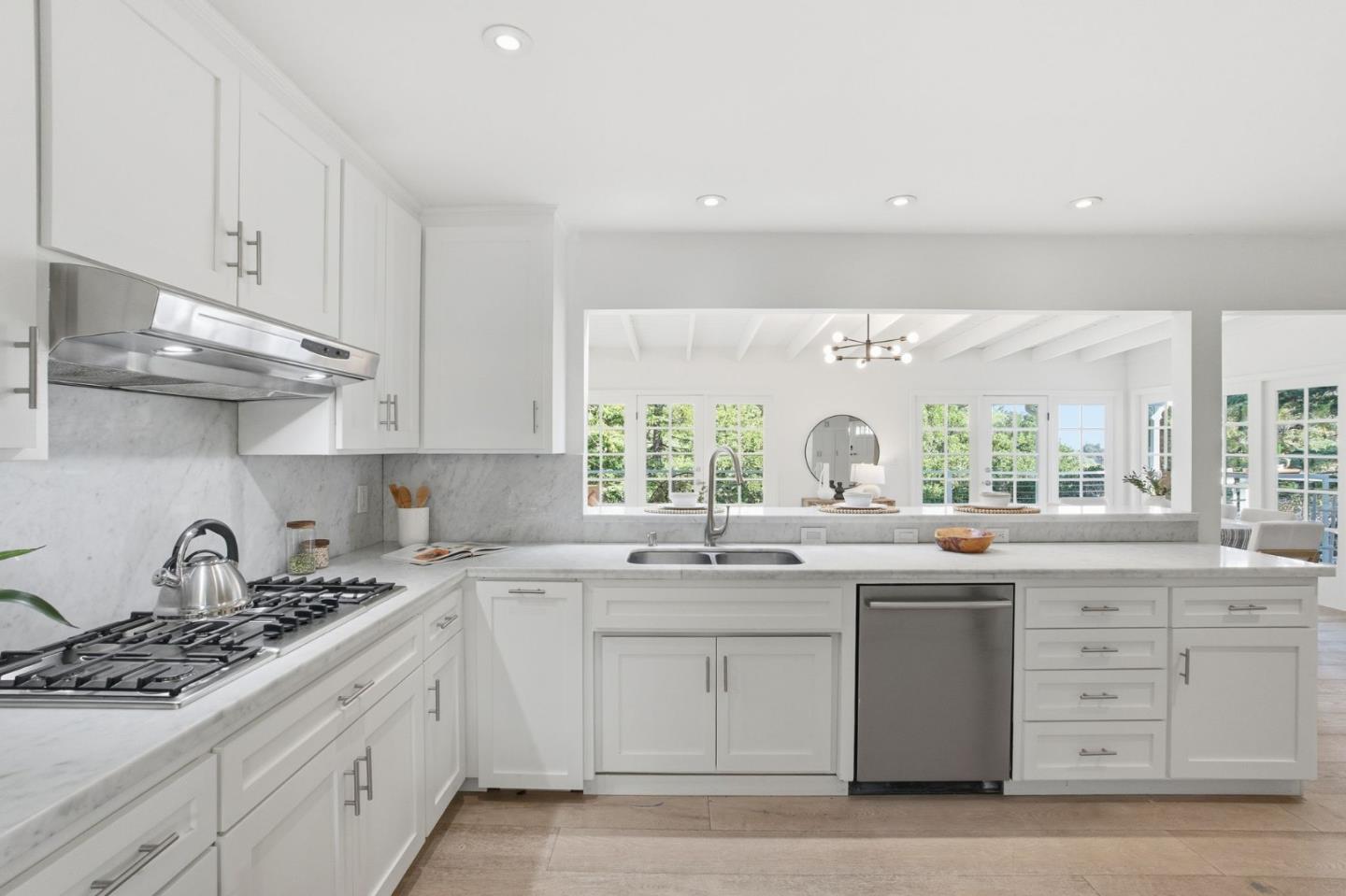 Detail Gallery Image 9 of 53 For 915 Crestview Dr, San Carlos,  CA 94070 - 4 Beds | 3 Baths