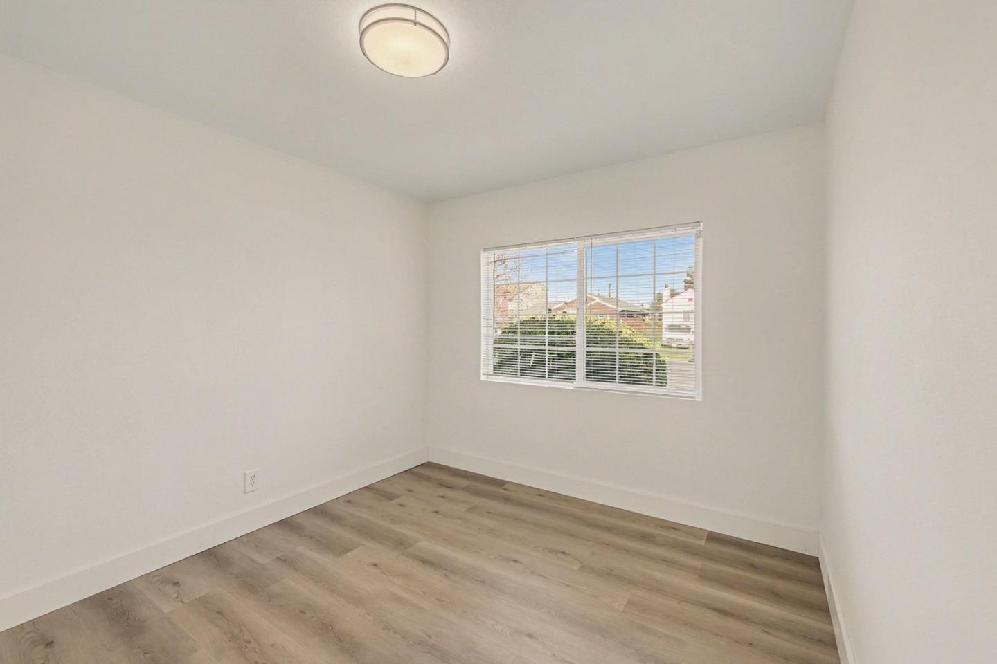 Detail Gallery Image 4 of 14 For 2340 Rheem Ave, Richmond,  CA 94804 - 3 Beds | 1 Baths