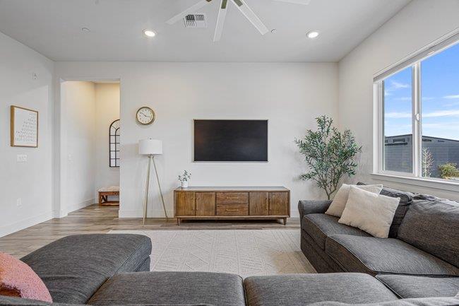 Detail Gallery Image 11 of 51 For 303 Amara Ln, Hollister,  CA 95023 - 4 Beds | 2/1 Baths