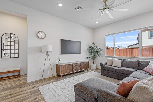 Detail Gallery Image 3 of 51 For 303 Amara Ln, Hollister,  CA 95023 - 4 Beds | 2/1 Baths