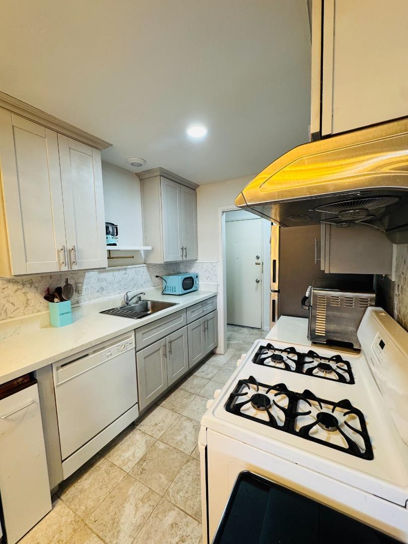 Detail Gallery Image 4 of 11 For 2755 Country Dr #140,  Fremont,  CA 94536 - 2 Beds | 1/1 Baths