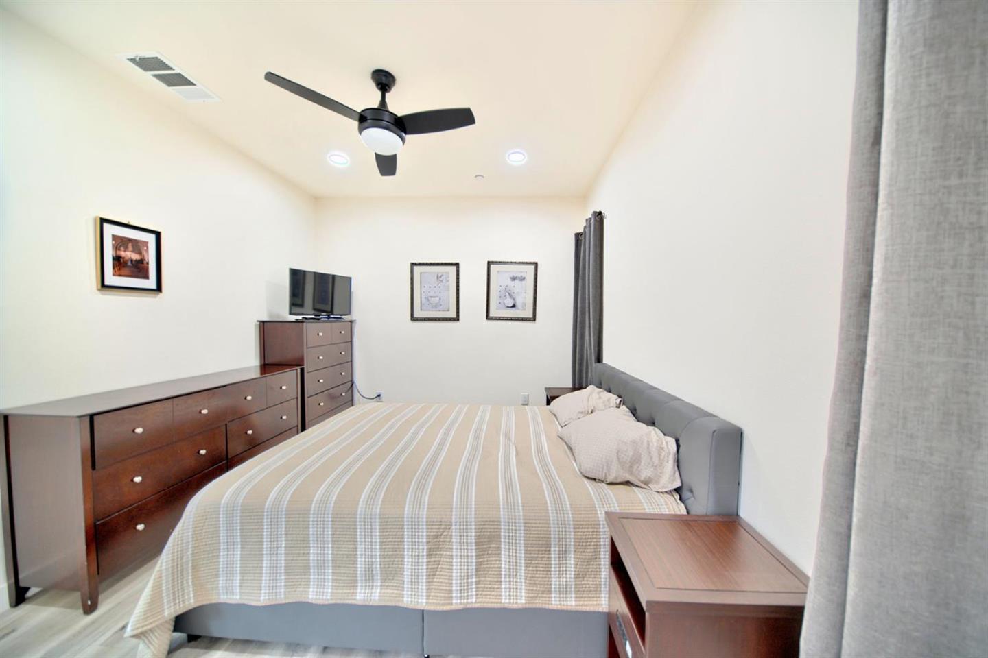 Detail Gallery Image 12 of 29 For 213 W South St, Tracy,  CA 95376 - 3 Beds | 2 Baths