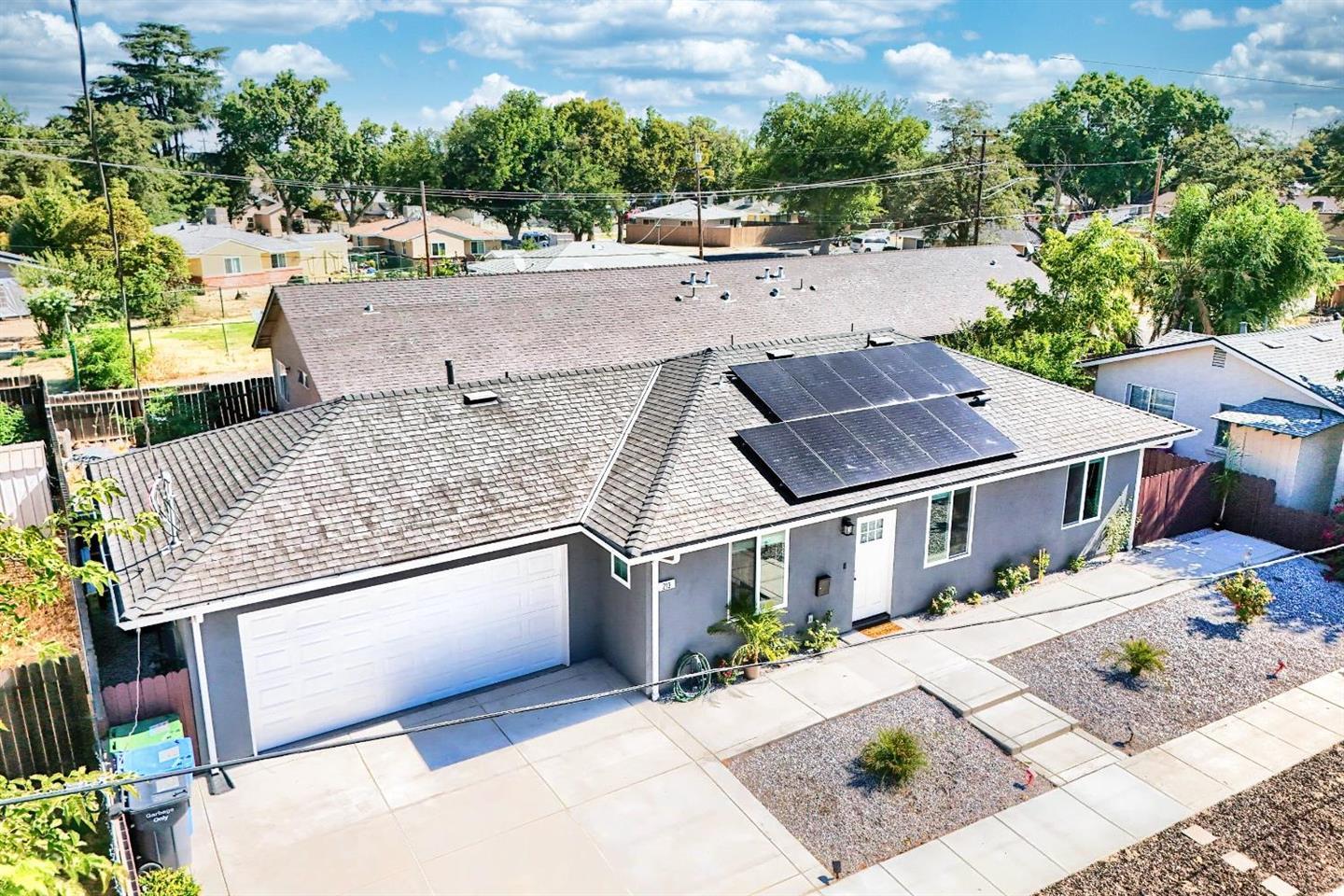 Detail Gallery Image 2 of 29 For 213 W South St, Tracy,  CA 95376 - 3 Beds | 2 Baths