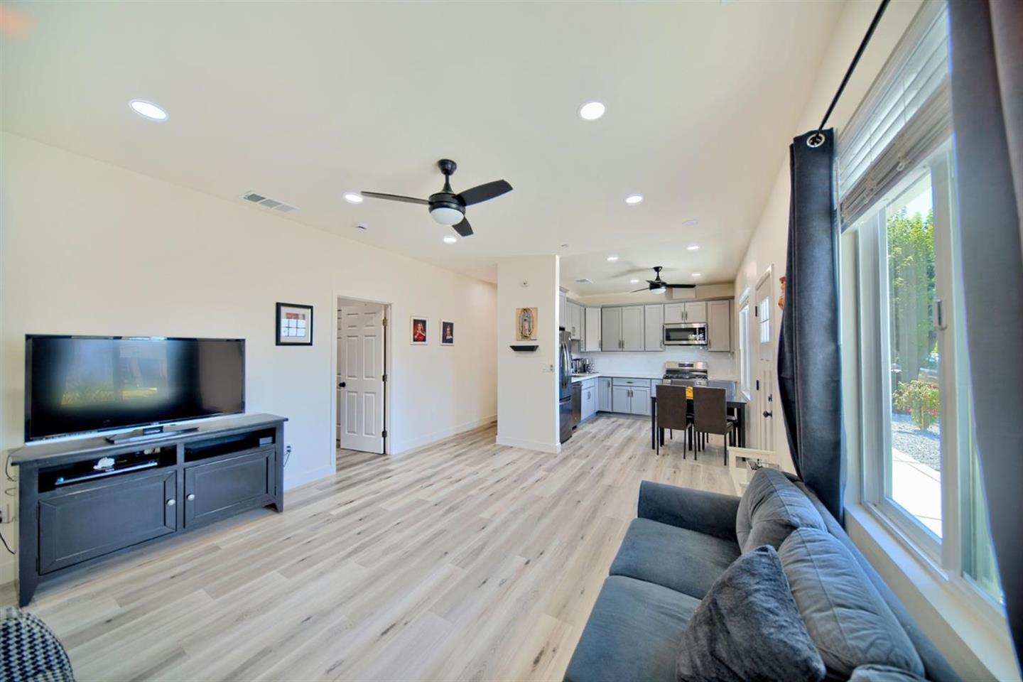 Detail Gallery Image 5 of 29 For 213 W South St, Tracy,  CA 95376 - 3 Beds | 2 Baths