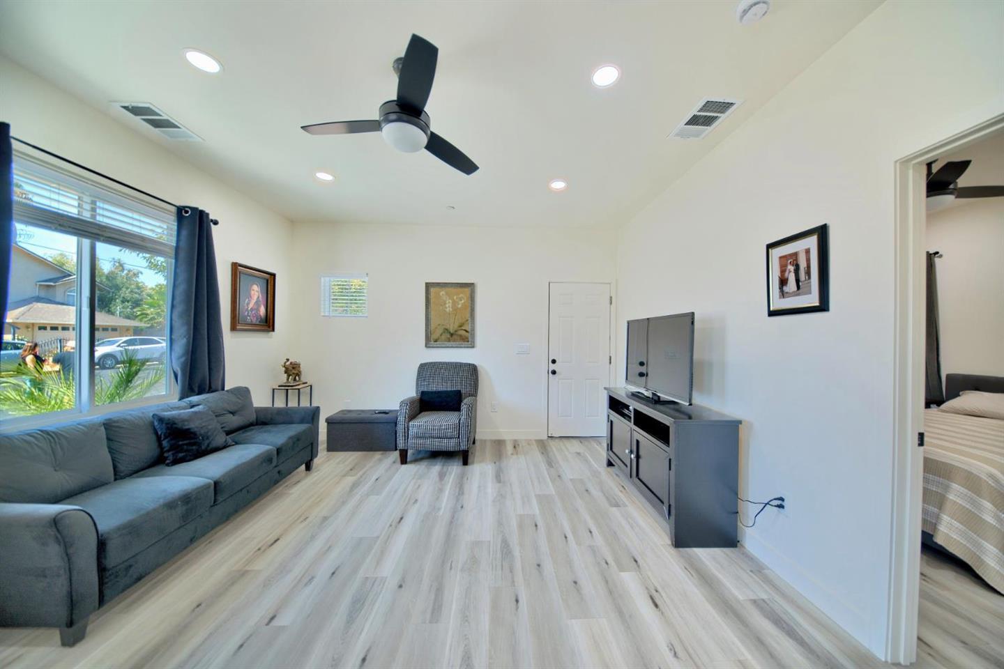 Detail Gallery Image 6 of 29 For 213 W South St, Tracy,  CA 95376 - 3 Beds | 2 Baths