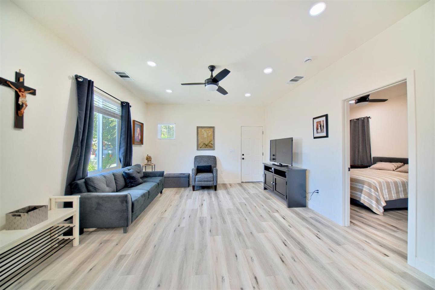 Detail Gallery Image 8 of 29 For 213 W South St, Tracy,  CA 95376 - 3 Beds | 2 Baths