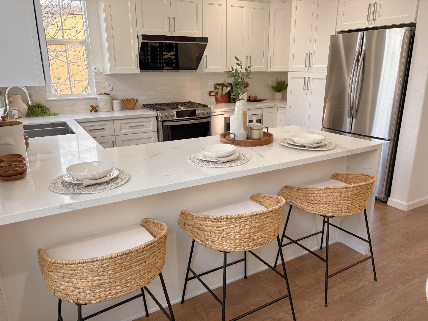 Detail Gallery Image 3 of 9 For 238 Peppermint Tree Ter #5,  Sunnyvale,  CA 94086 - 3 Beds | 3/1 Baths