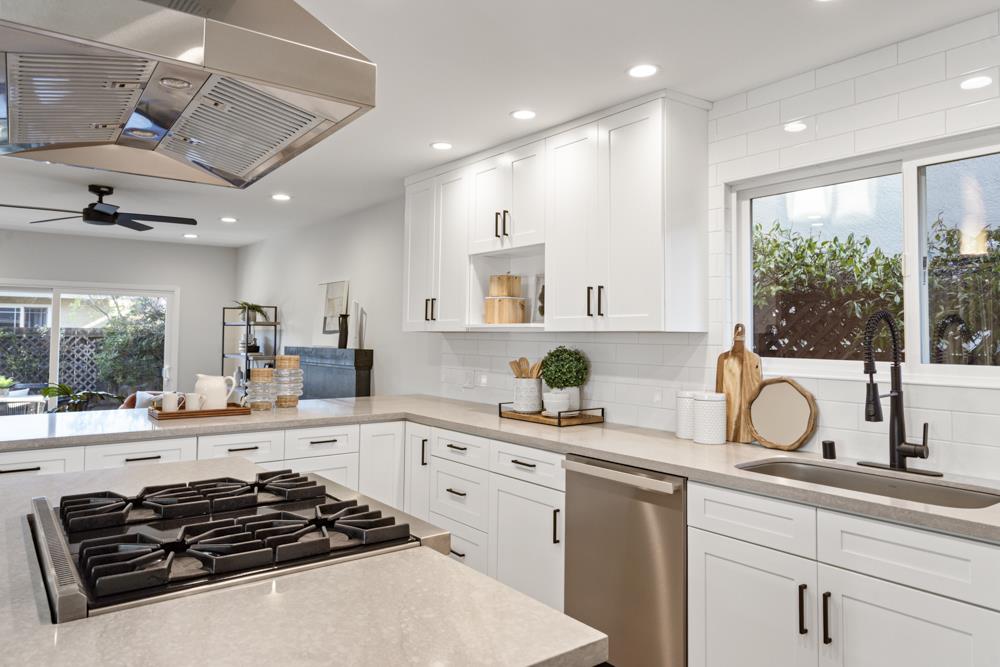 Detail Gallery Image 10 of 66 For 131 Yawl Ct, Foster City,  CA 94404 - 7 Beds | 3 Baths