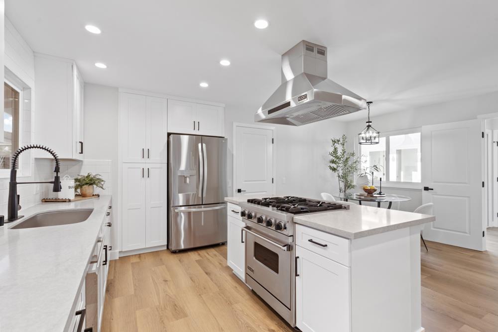 Detail Gallery Image 12 of 66 For 131 Yawl Ct, Foster City,  CA 94404 - 7 Beds | 3 Baths