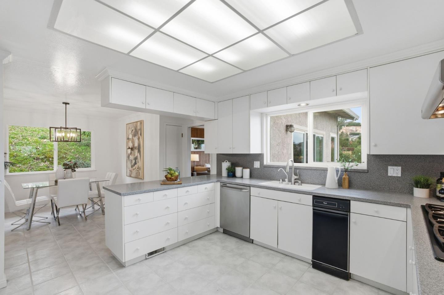 Detail Gallery Image 15 of 61 For 27769 Edgerton Rd, Los Altos Hills,  CA 94022 - 5 Beds | 3/1 Baths