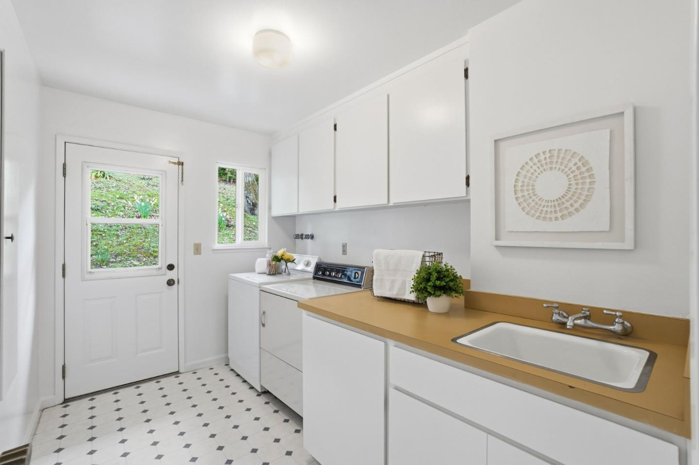 Detail Gallery Image 22 of 61 For 27769 Edgerton Rd, Los Altos Hills,  CA 94022 - 5 Beds | 3/1 Baths