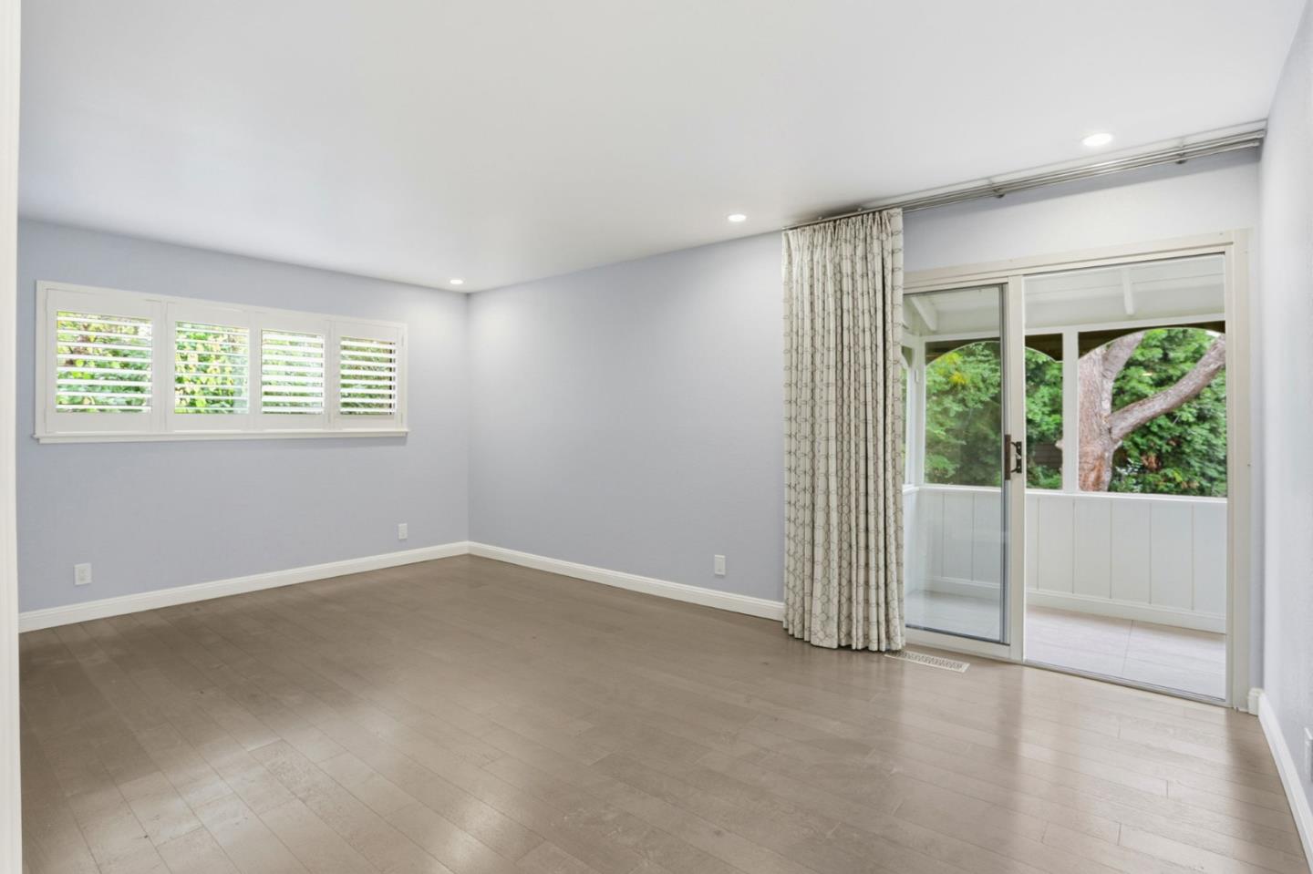 Detail Gallery Image 10 of 18 For 2010 Santa Cruz Ave, Menlo Park,  CA 94025 - 4 Beds | 2/1 Baths