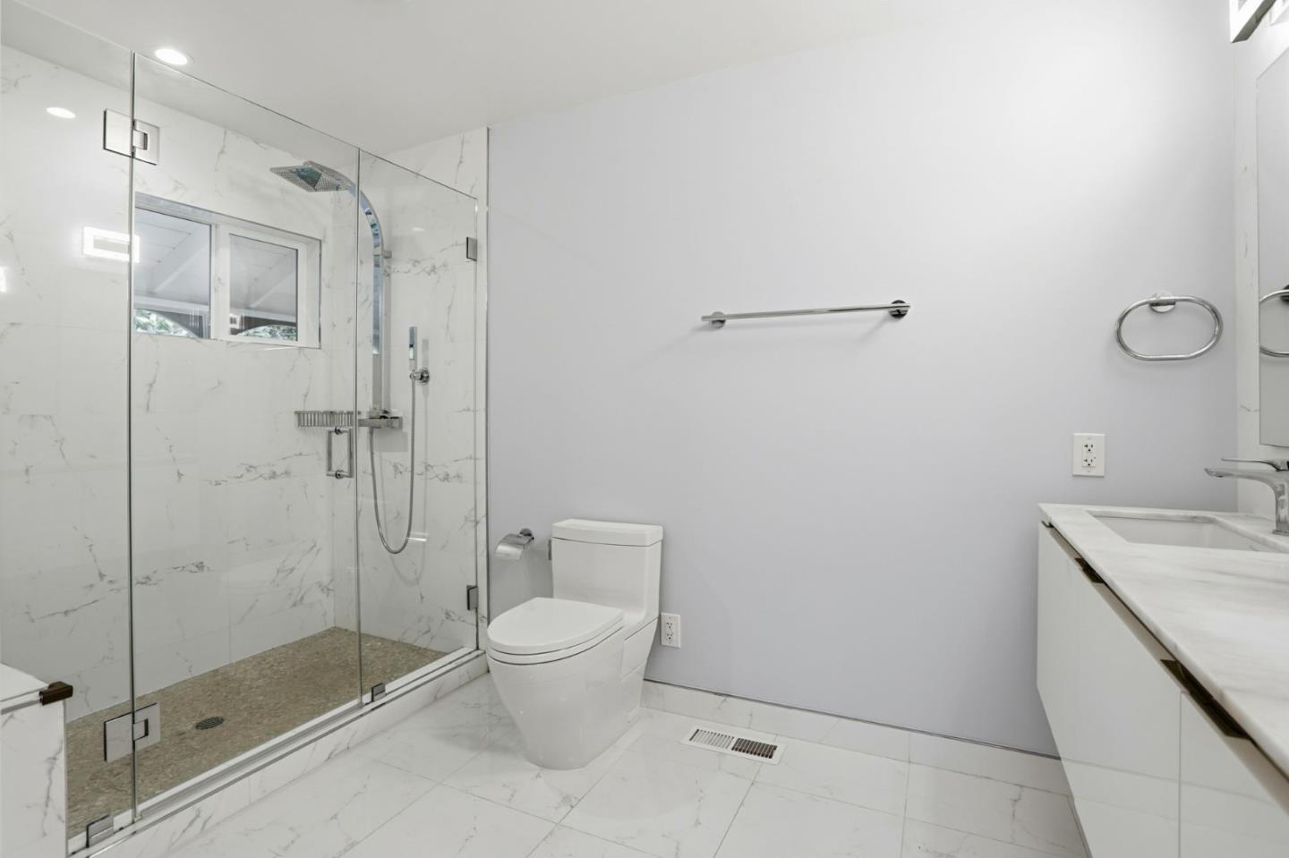 Detail Gallery Image 12 of 18 For 2010 Santa Cruz Ave, Menlo Park,  CA 94025 - 4 Beds | 2/1 Baths