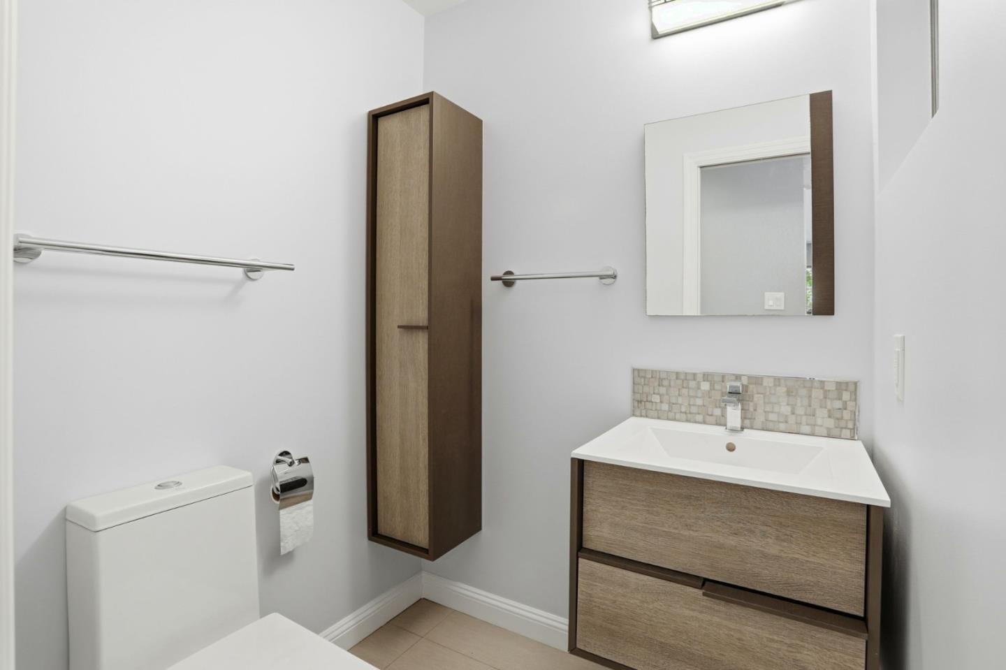 Detail Gallery Image 15 of 18 For 2010 Santa Cruz Ave, Menlo Park,  CA 94025 - 4 Beds | 2/1 Baths