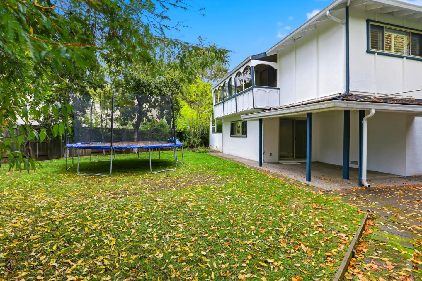 Detail Gallery Image 17 of 18 For 2010 Santa Cruz Ave, Menlo Park,  CA 94025 - 4 Beds | 2/1 Baths