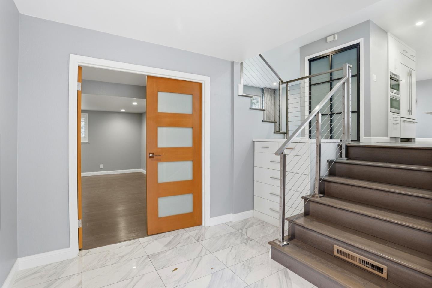 Detail Gallery Image 2 of 18 For 2010 Santa Cruz Ave, Menlo Park,  CA 94025 - 4 Beds | 2/1 Baths