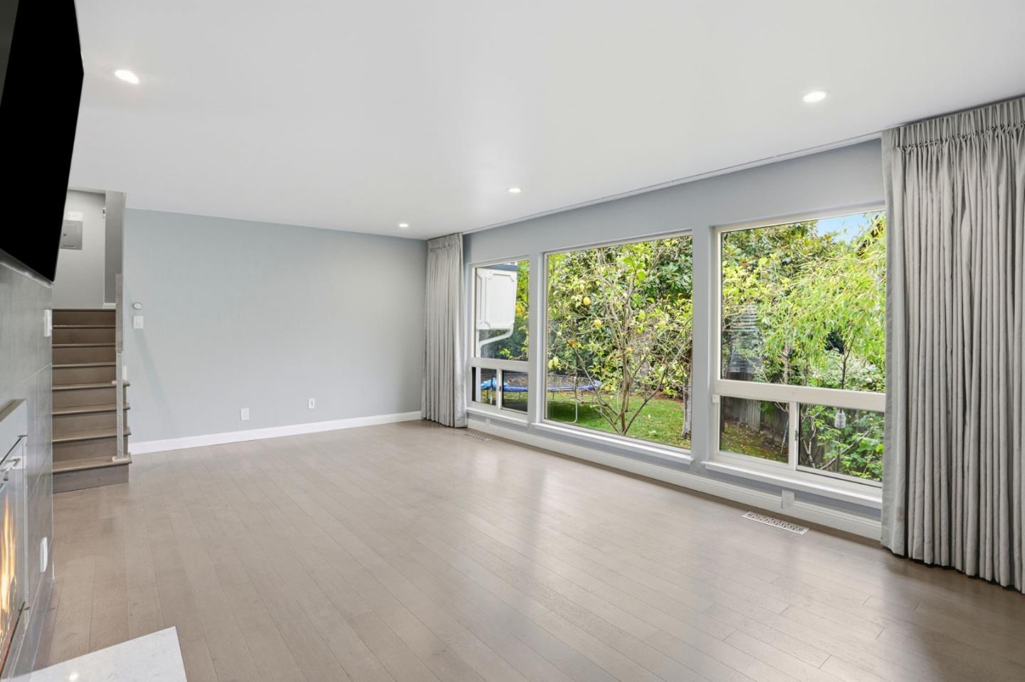 Detail Gallery Image 4 of 18 For 2010 Santa Cruz Ave, Menlo Park,  CA 94025 - 4 Beds | 2/1 Baths