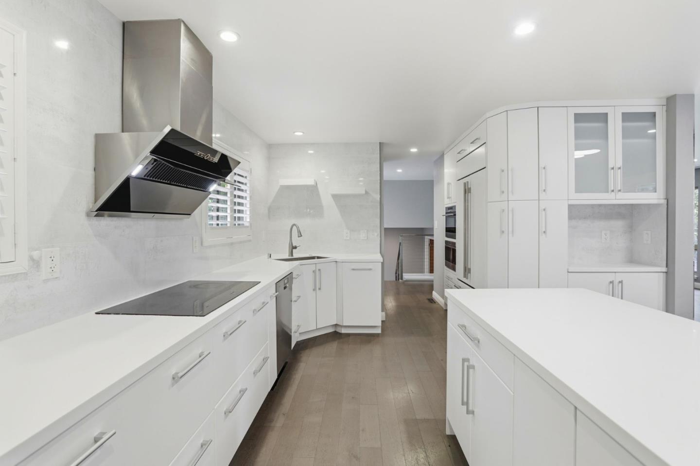 Detail Gallery Image 7 of 18 For 2010 Santa Cruz Ave, Menlo Park,  CA 94025 - 4 Beds | 2/1 Baths