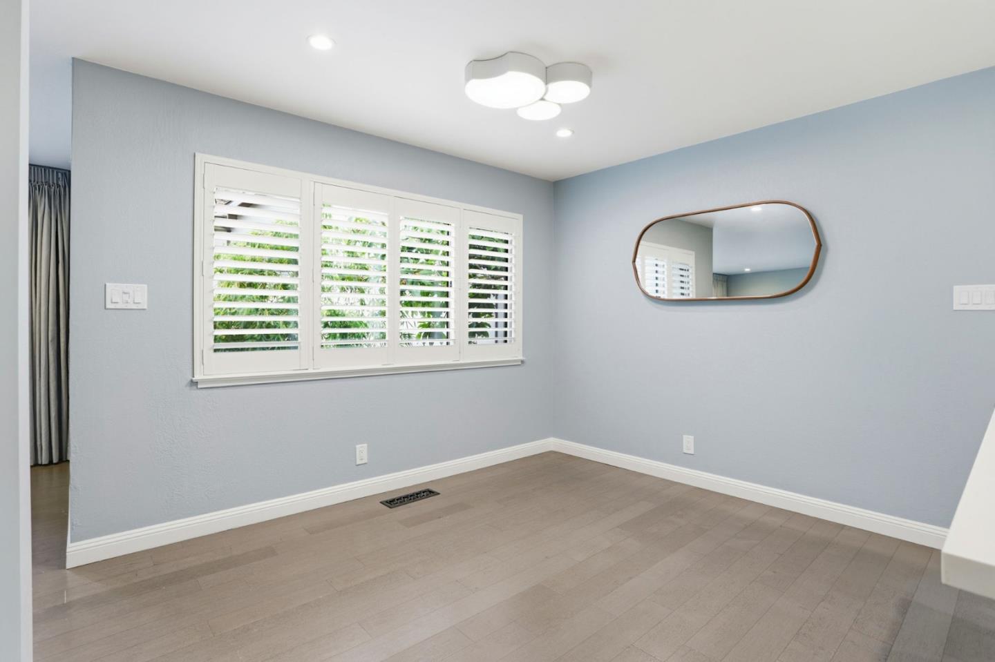 Detail Gallery Image 8 of 18 For 2010 Santa Cruz Ave, Menlo Park,  CA 94025 - 4 Beds | 2/1 Baths