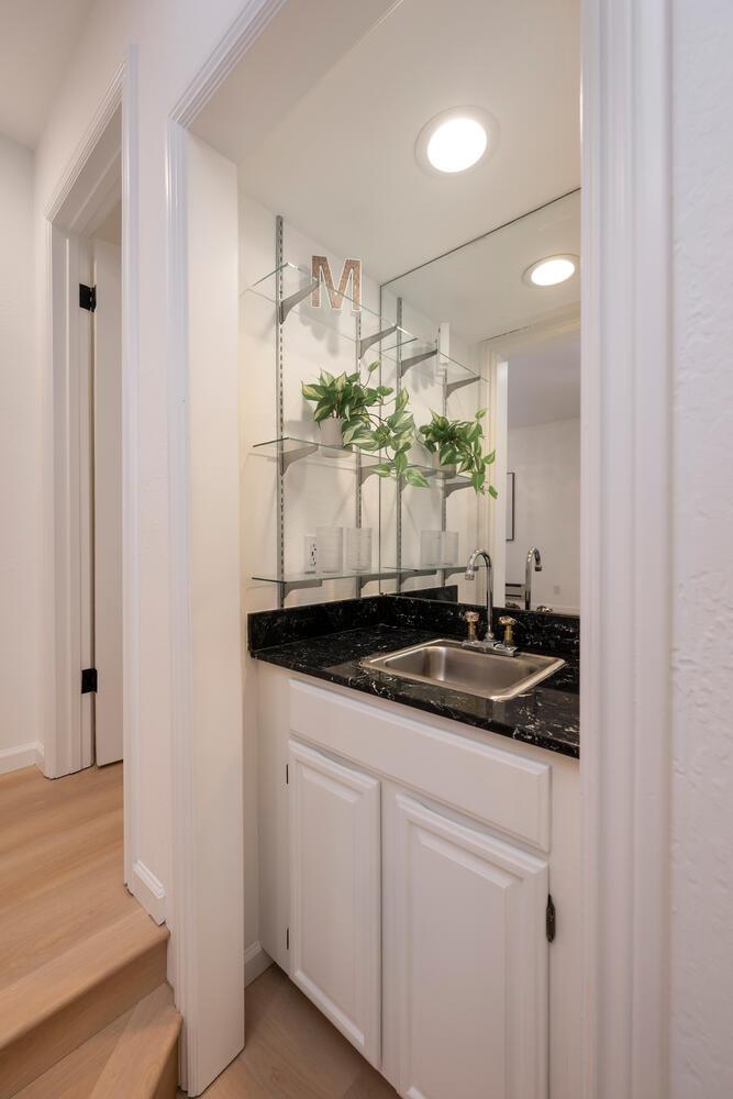 Detail Gallery Image 10 of 35 For 733 Fairfield Rd #10,  Burlingame,  CA 94010 - 2 Beds | 2/1 Baths