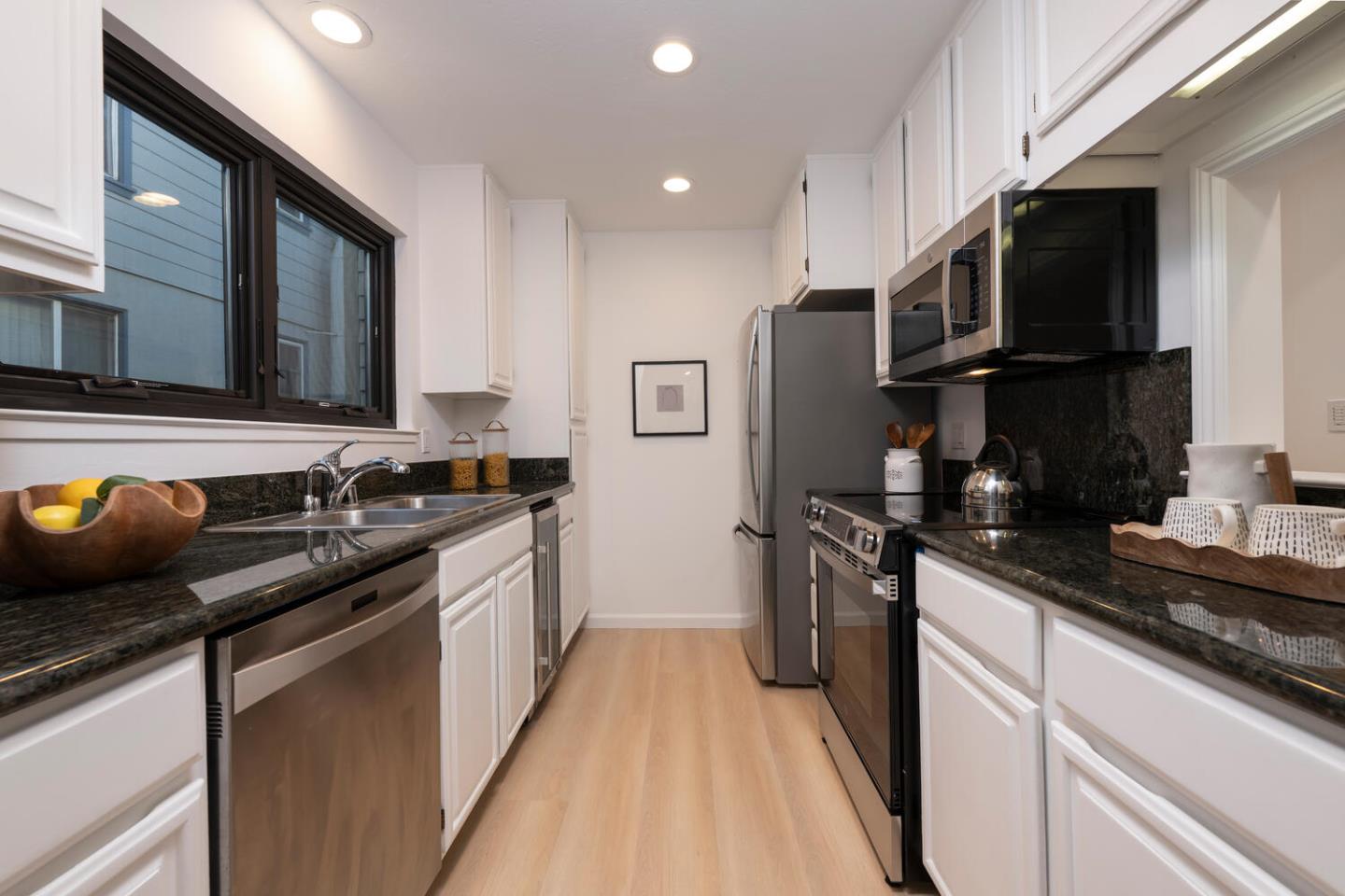 Detail Gallery Image 14 of 35 For 733 Fairfield Rd #10,  Burlingame,  CA 94010 - 2 Beds | 2/1 Baths