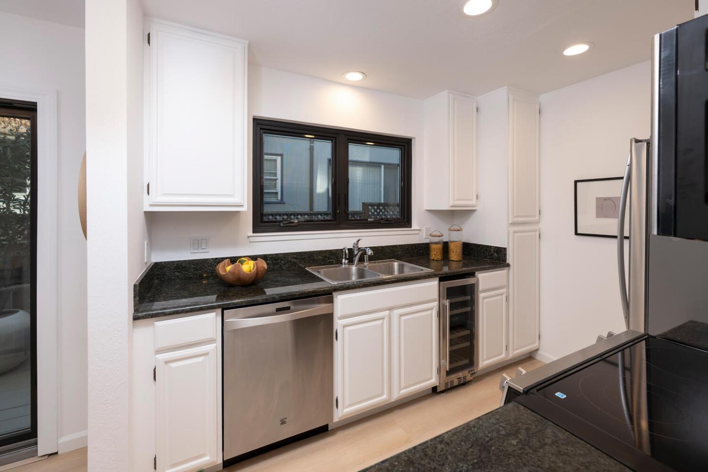 Detail Gallery Image 16 of 35 For 733 Fairfield Rd #10,  Burlingame,  CA 94010 - 2 Beds | 2/1 Baths