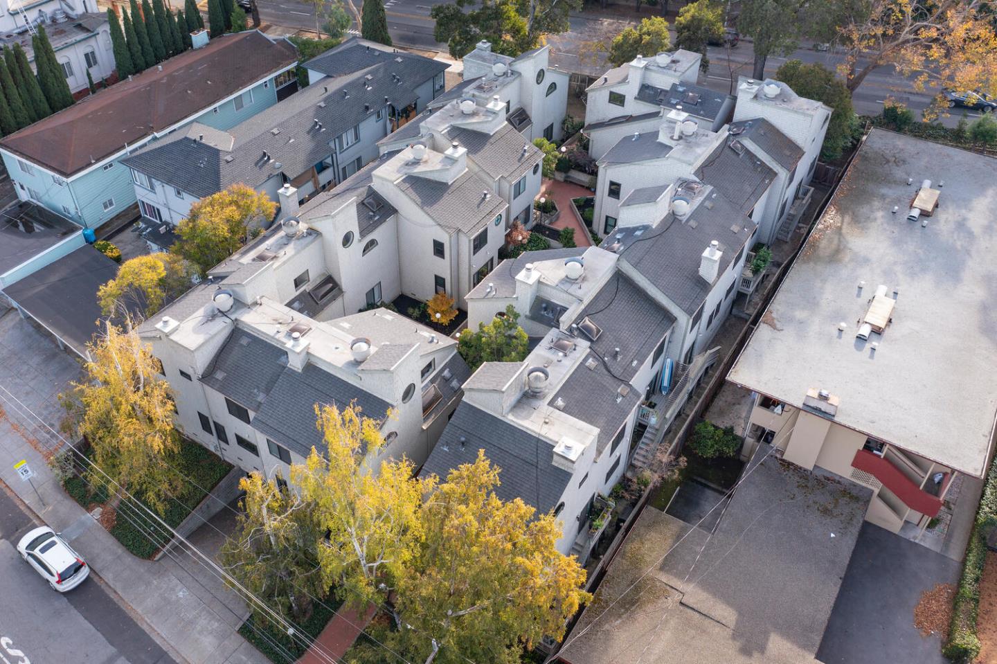 Detail Gallery Image 31 of 35 For 733 Fairfield Rd #10,  Burlingame,  CA 94010 - 2 Beds | 2/1 Baths