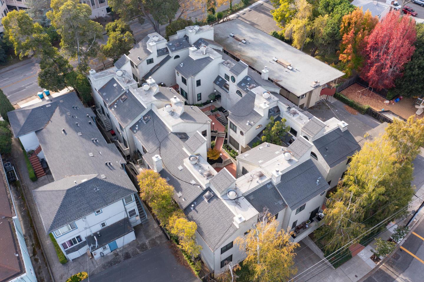 Detail Gallery Image 32 of 35 For 733 Fairfield Rd #10,  Burlingame,  CA 94010 - 2 Beds | 2/1 Baths