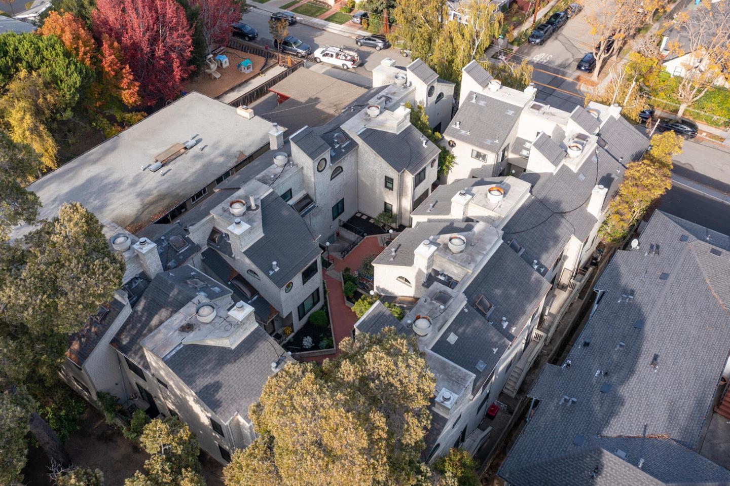 Detail Gallery Image 34 of 35 For 733 Fairfield Rd #10,  Burlingame,  CA 94010 - 2 Beds | 2/1 Baths