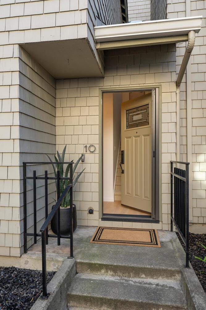 Detail Gallery Image 4 of 35 For 733 Fairfield Rd #10,  Burlingame,  CA 94010 - 2 Beds | 2/1 Baths