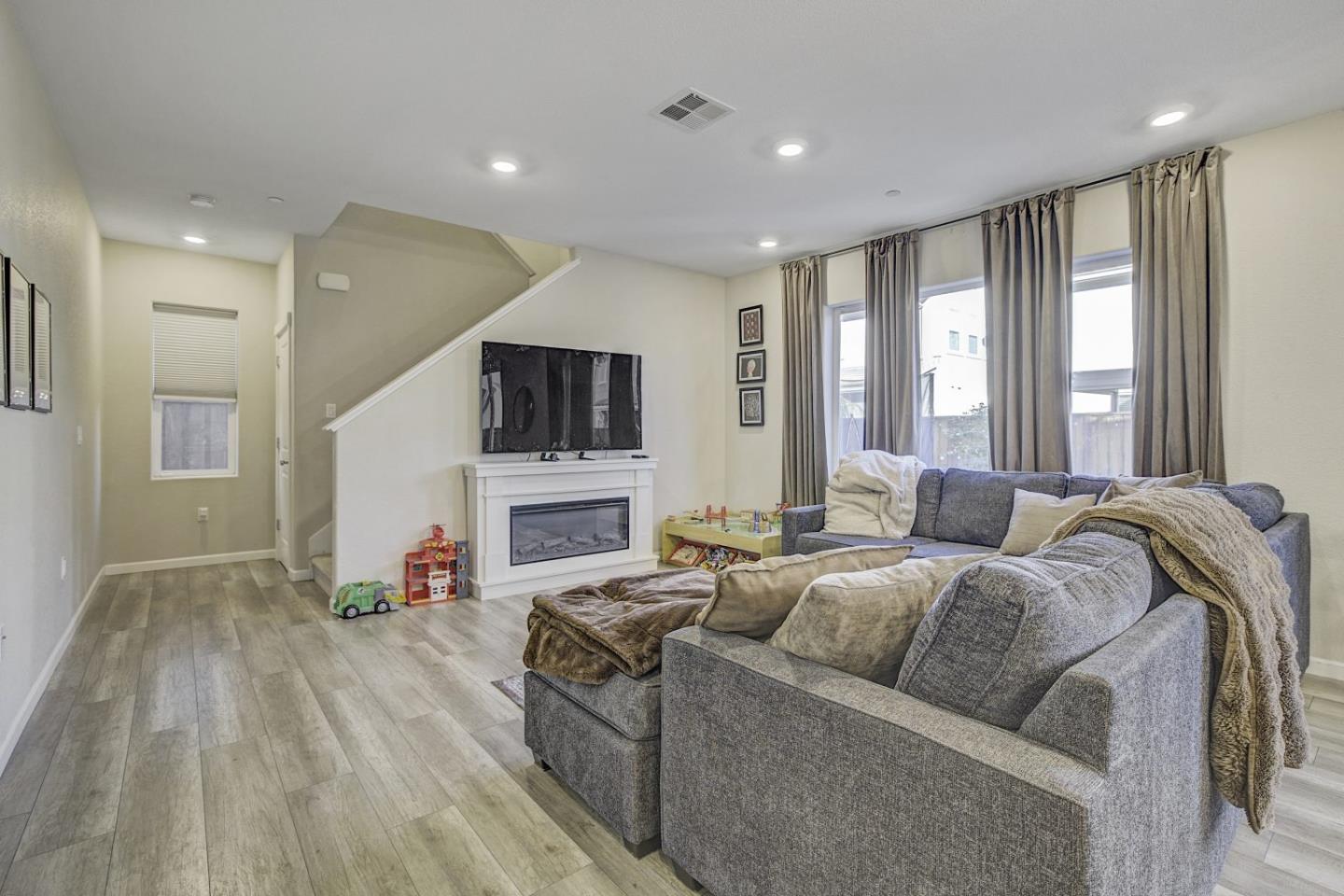 Detail Gallery Image 15 of 43 For 5341 Knights Valley Ln, Antioch,  CA 94531 - 5 Beds | 3 Baths